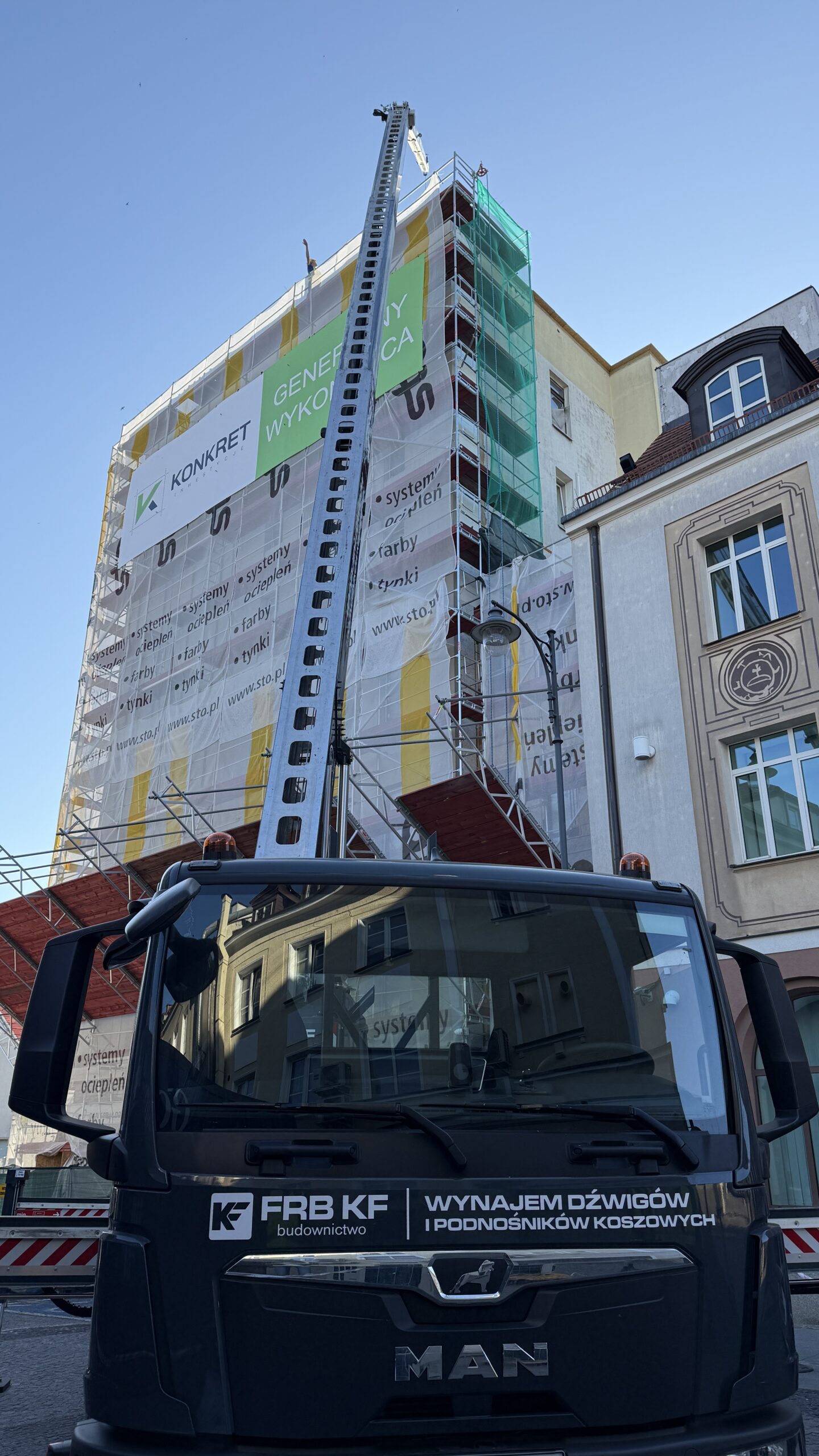 Kosz podnośnika w trakcie prac
